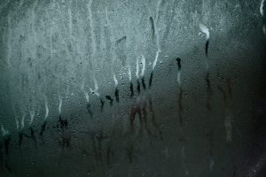 Condensation sur une vitre, signe d'humidité excessive