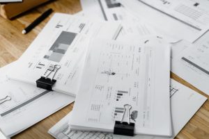 Factures et documents posés sur un bureau