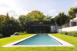 Piscine rectangulaire dans un jardin