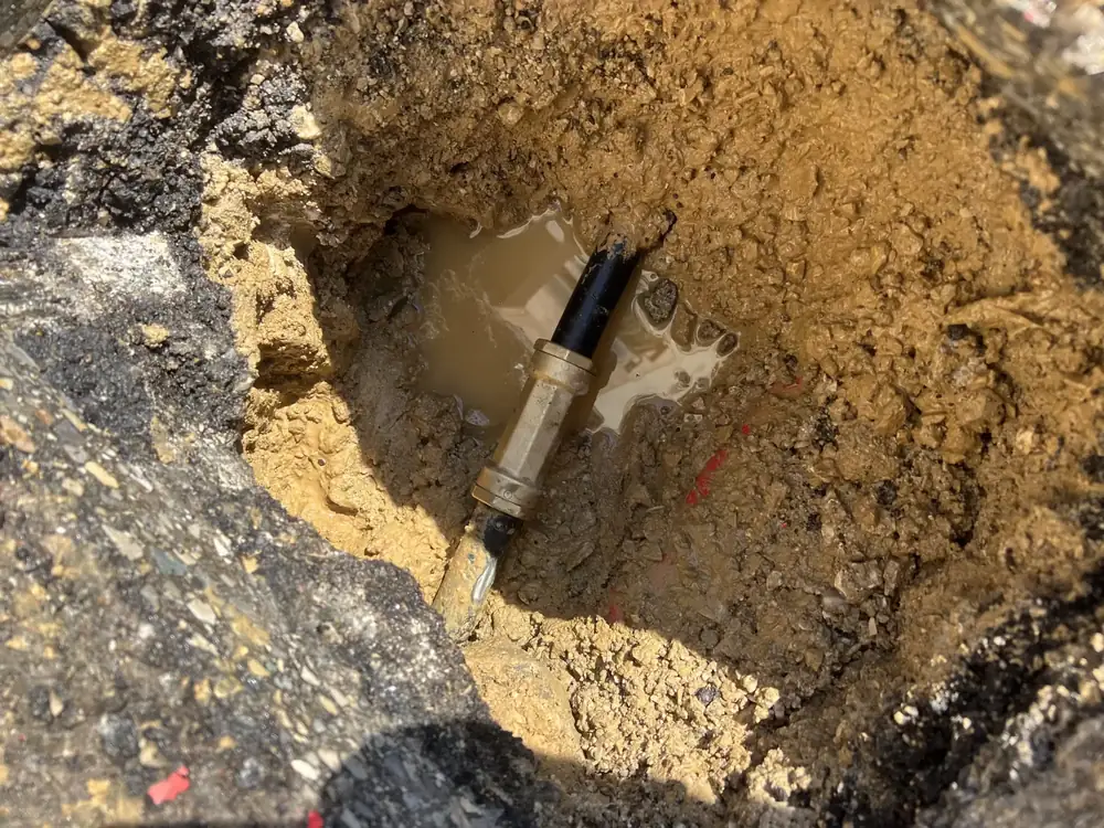 Fuite localisée sur une canalisation enterrée, fouille ouverte par AC Energie 83