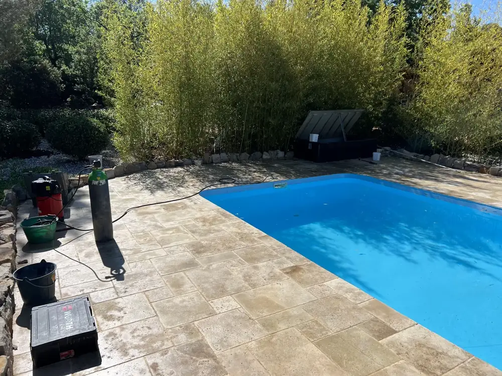 Matériel de recherche de fuite installé au bord d'une piscine